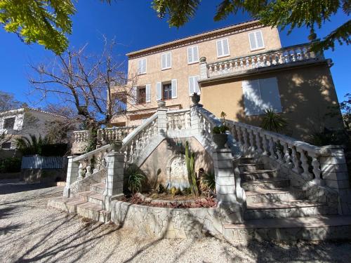 Carqueiranne Studio de Charme Proche Plages in Carqueiranne, France
