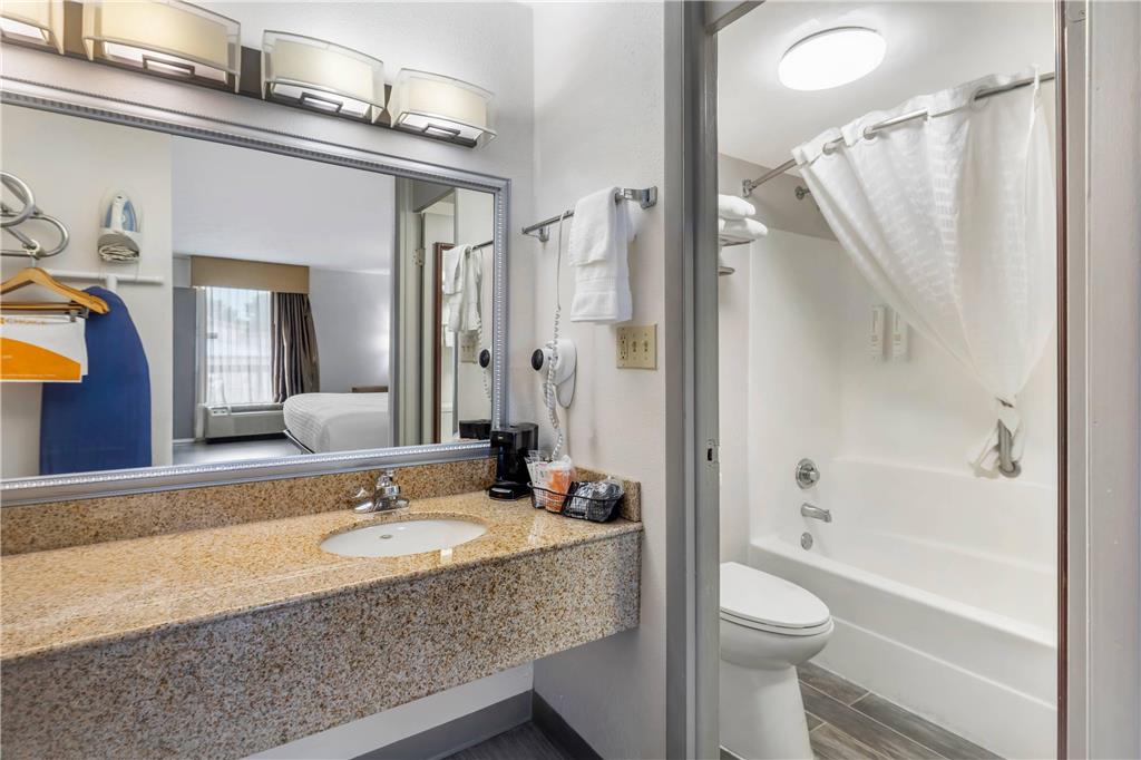 Clarion Pointe Morrow Atlanta South - photo 22