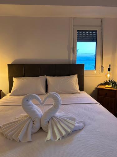 Sunny Modern Beach Retreat Steps From the Shore — 4-Star Luxury Hotel in Saronida, Greece
