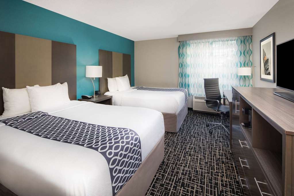 La Quinta Inn & Suites by Wyndham Atlanta Airport North - photo 17