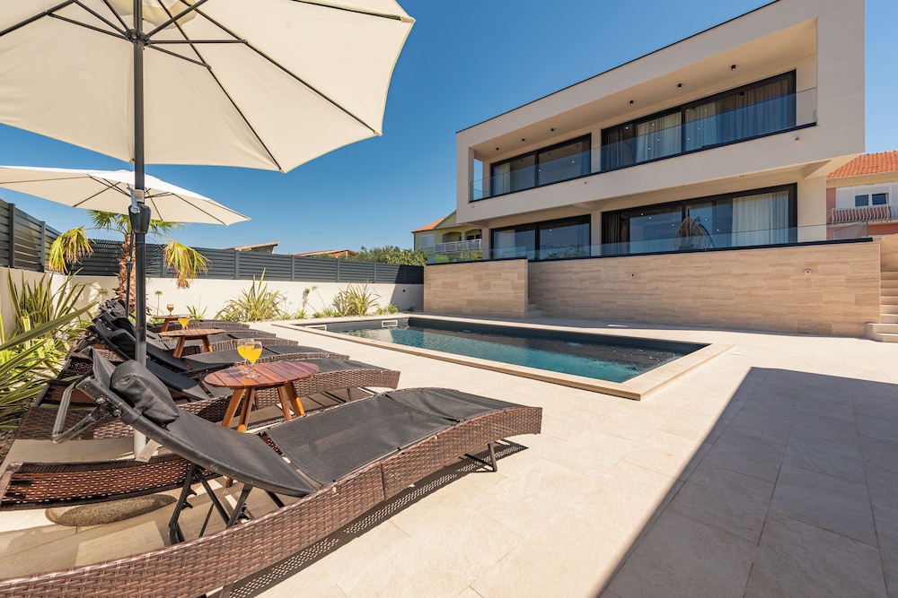 Villa Niksun — 4-Star Luxury Hotel in Bibinje, Croatia
