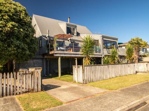 Pohara Beach Escape Pohara Beach Holiday Home — 4-Star Luxury Hotel in Takaka, New Zealand