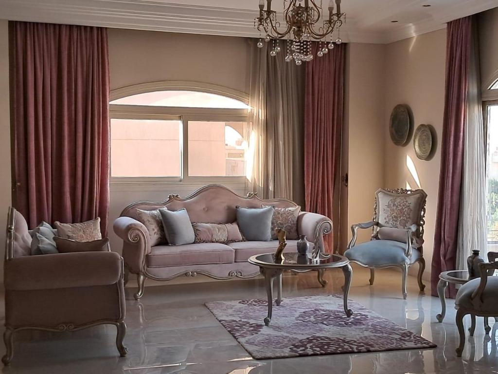 210sqm Royal Style 3BR Apartment with Garden View in New Cairo El Banafseg 19 min from the airport near the Waterway mall and Rehab City — 4-Star Luxury Hotel in Cairo, Egypt