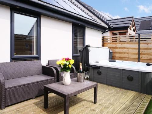 Hoxne Cottages Daisy Cottage with private hot tub — 4-Star Luxury Hotel in York, United Kingdom