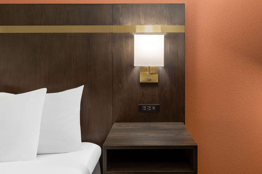 La Quinta Inn & Suites by Wyndham Olathe - photo 15