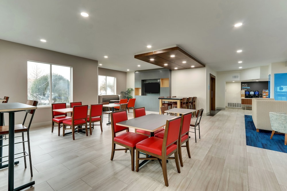 Holiday Inn Express & Suites Waxahachie by IHG - photo 37
