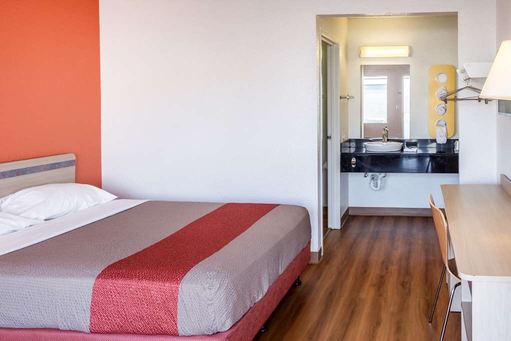 Motel6 Bakersfield CA Convention Center - photo 12
