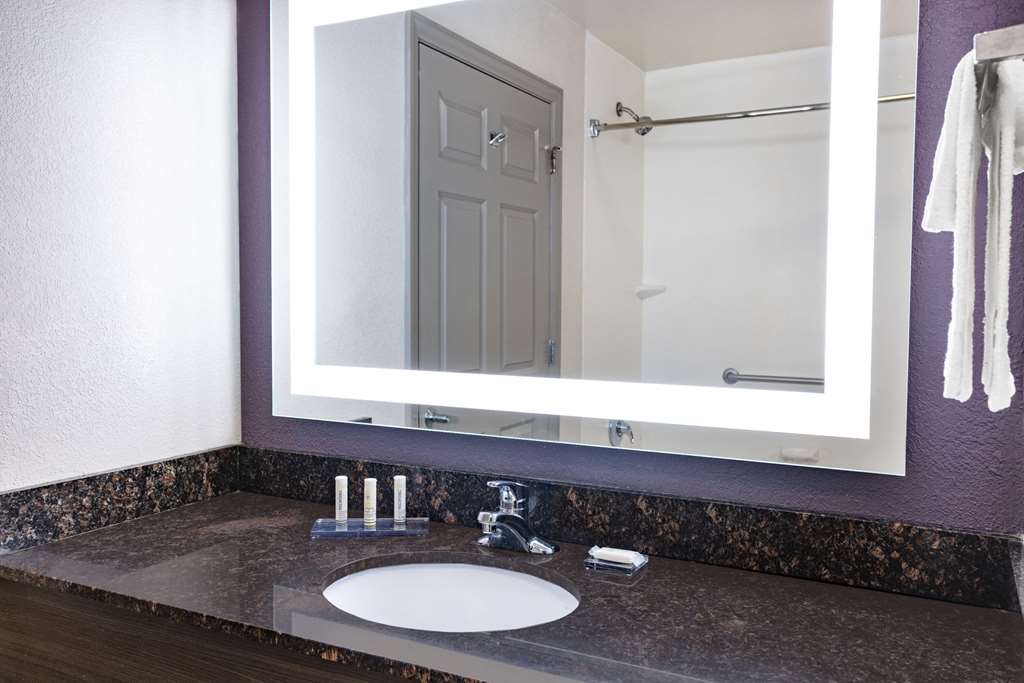 La Quinta Inn & Suites by Wyndham Norfolk - photo 19