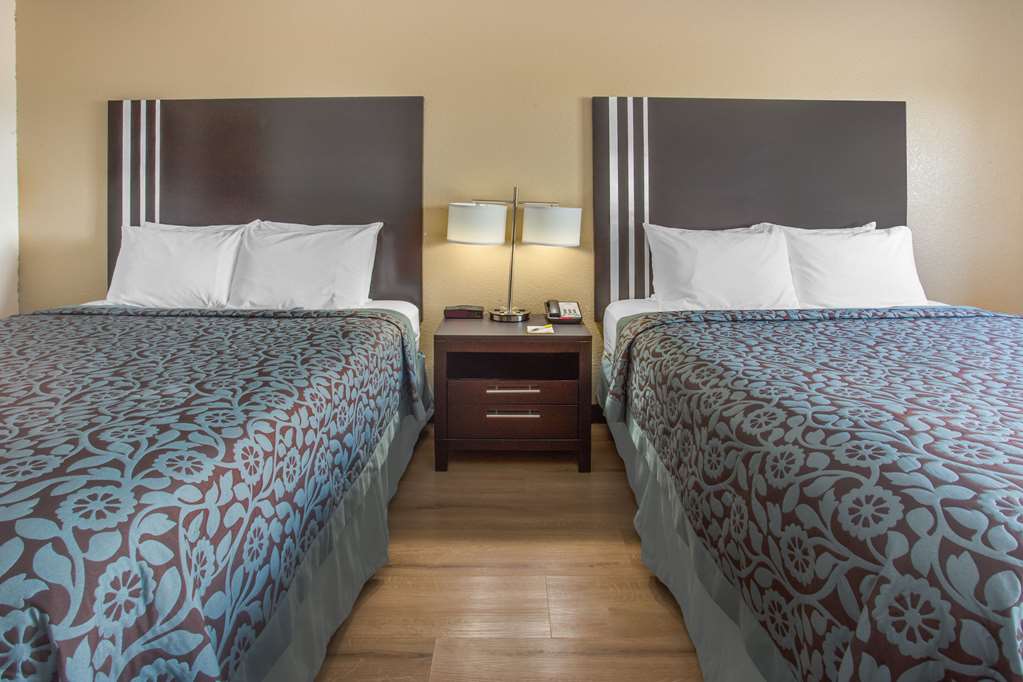 Days Inn by Wyndham Le Roy Bloomington Southeast - photo 6