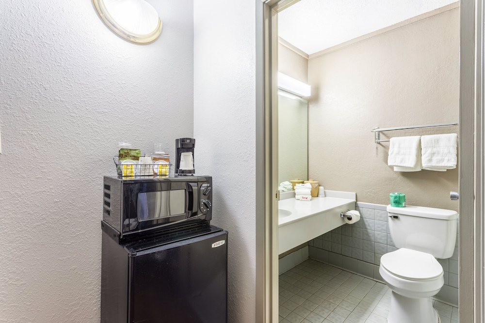 Red Roof Inn Meridian - photo 23