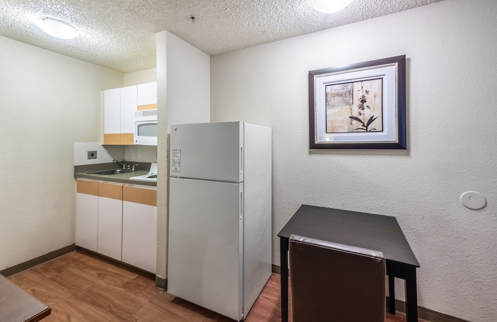 HomeTowne Studios by Red Roof Orlando South - photo 20