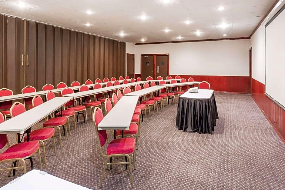 Ramada by Wyndham Medford Hotel and Conference Center - photo 21