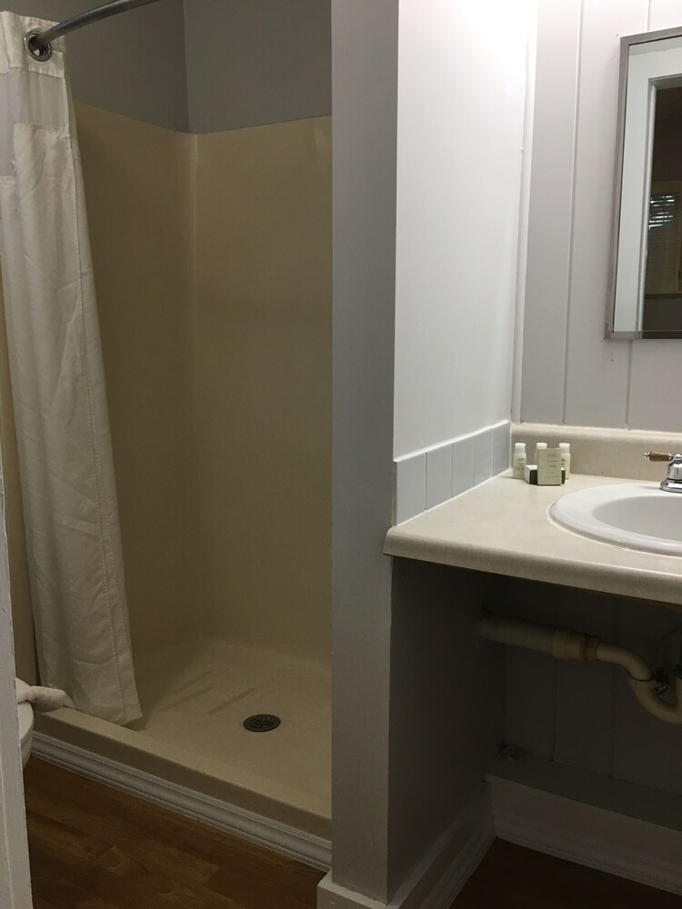 CedarWood Inn - photo 100