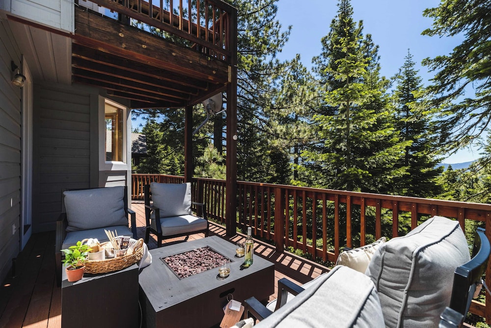 Sparrow by Avantstay Modern Mountain Retreat w Hot Tub Pool Table & Games - photo 32