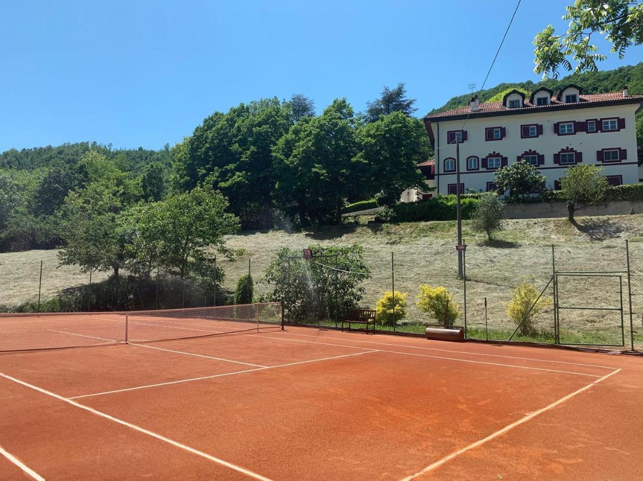 Group Stay Villa 40 Guests Private Pool Tenniscourt Private Cook Converance Room Villaitaly Eu — 4-Star Luxury Hotel in Cairo Montenotte, Italy