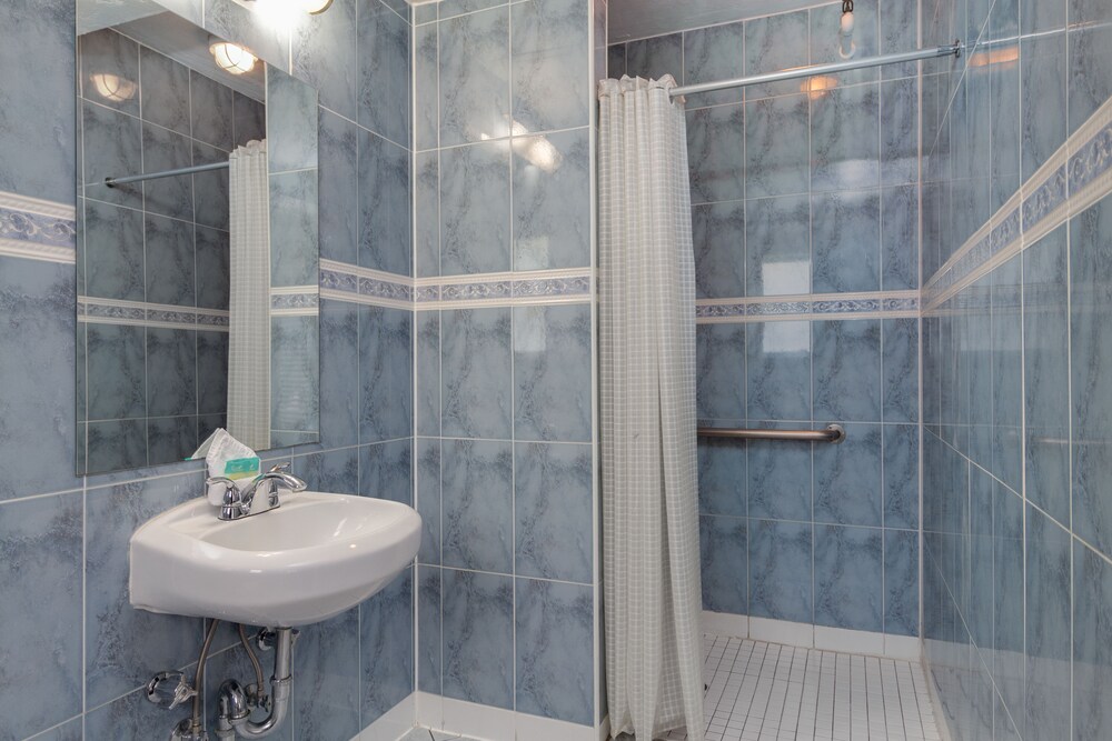 Tropics Hotel and Hostels - photo 19