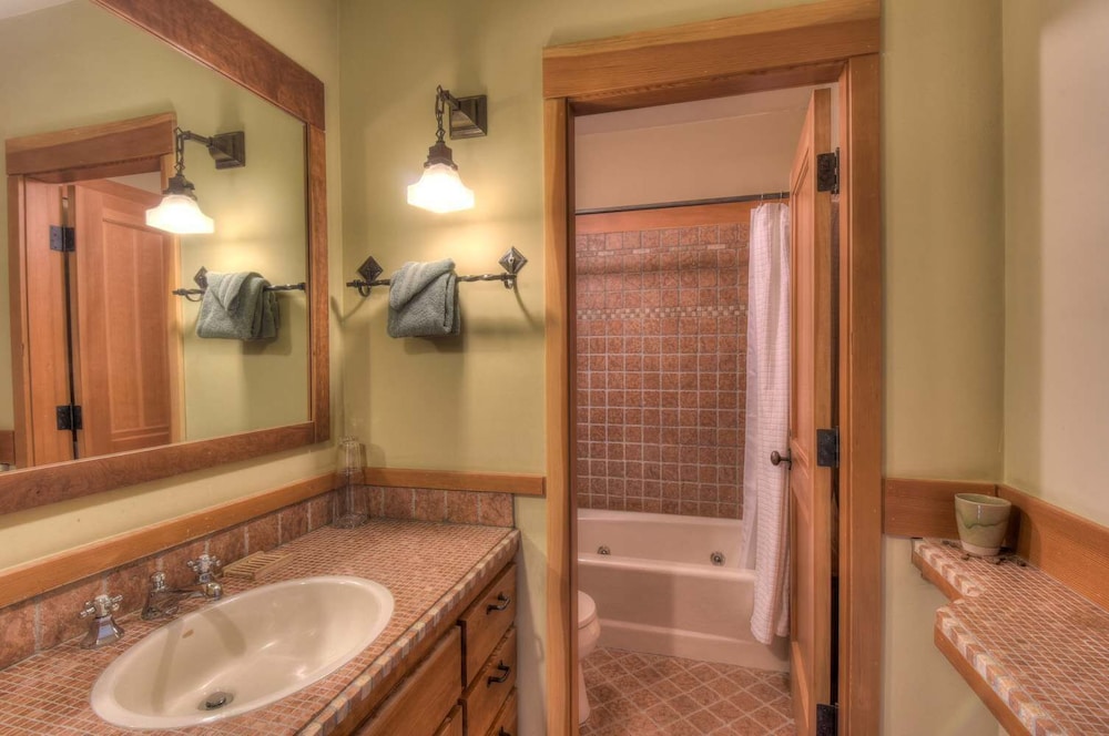 Luxury Northstar Palace w Hot Tub & Games - photo 16