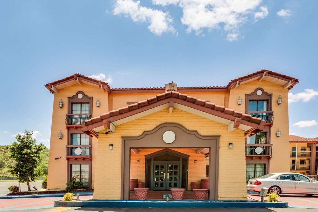 Days Inn by Wyndham Birmingham West - photo 2