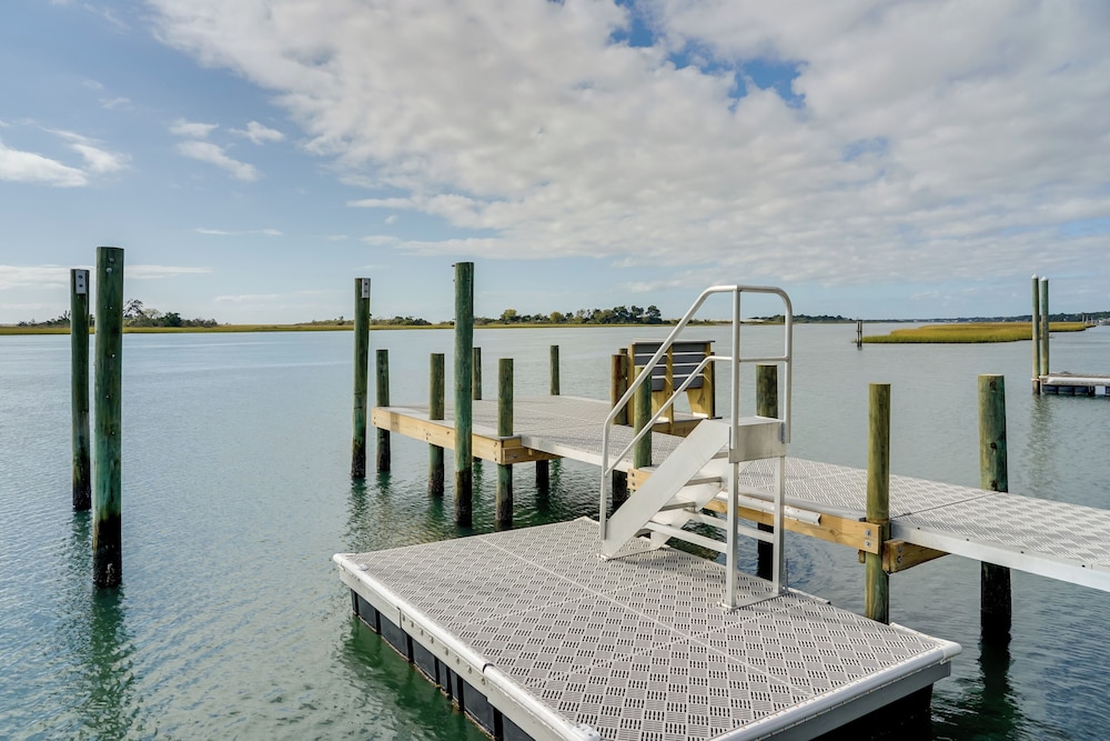 Waterfront Hampstead Home Dock and Waterway Access — 4-Star Luxury Hotel in Hampstead, United States