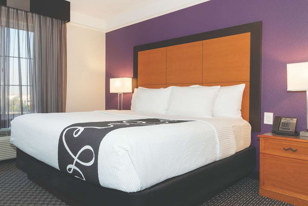 La Quinta Inn & Suites by Wyndham Ontario Airport - photo 31