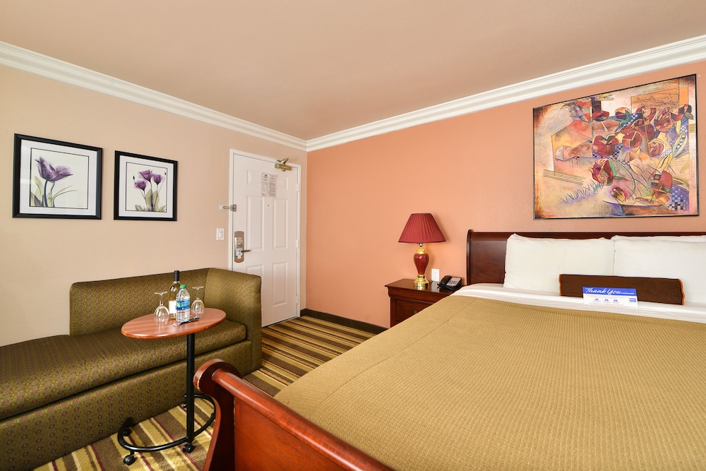 Inn By The Sfo - photo 8