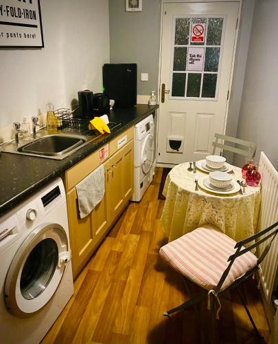 Modern ground floor apartment with free parking very near centre