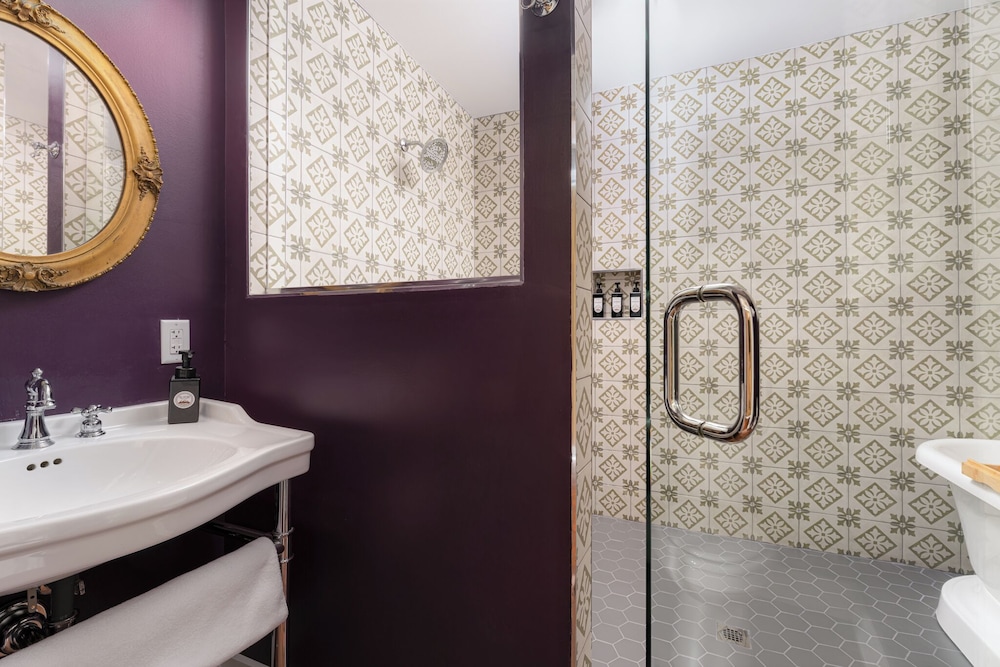 The NuWray Hotel & Carriage House - photo 64