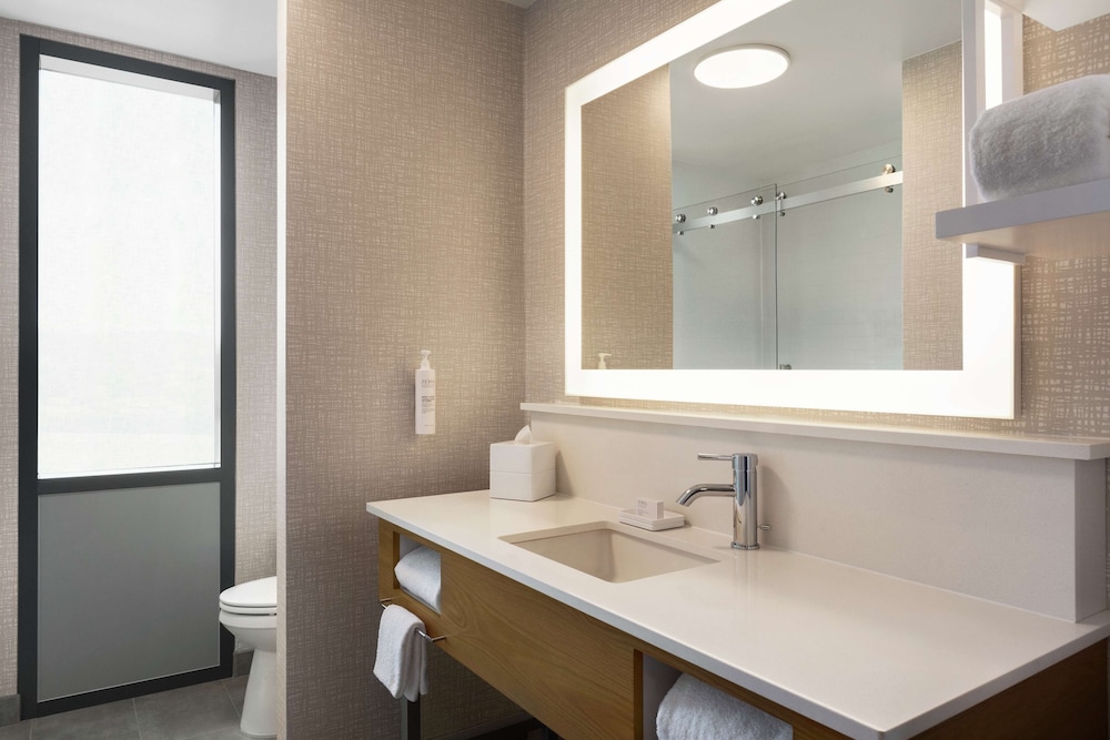 Hampton Inn & Suites San Mateo San Francisco Airport - photo 18