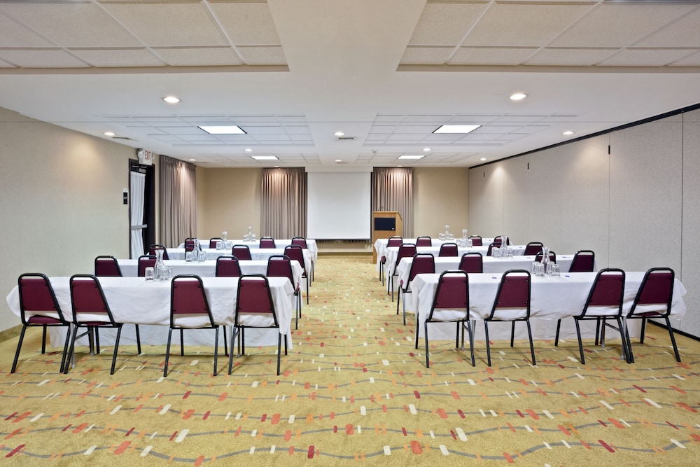 Holiday Inn Express & Suites Albany by IHG - photo 31