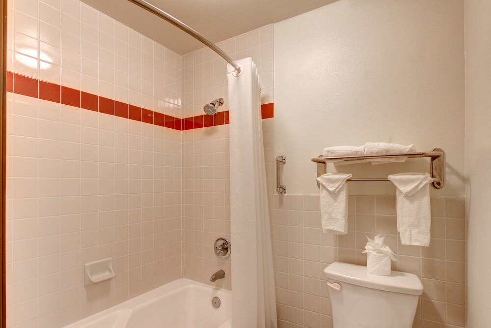 Red Lion Ontario Airport - photo 23