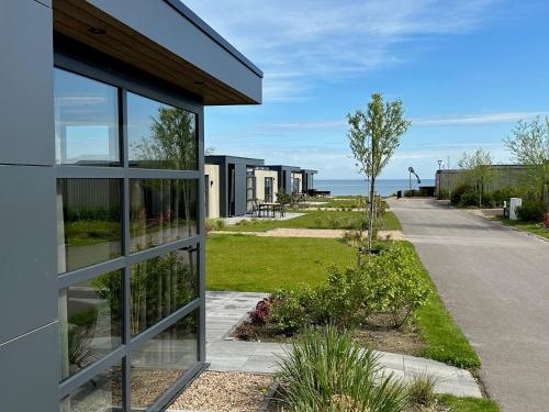 Chalet Sunrise Vierte Reihe Haus Nr 218 — 4-Star Luxury Hotel in Enkhuizen, Netherlands