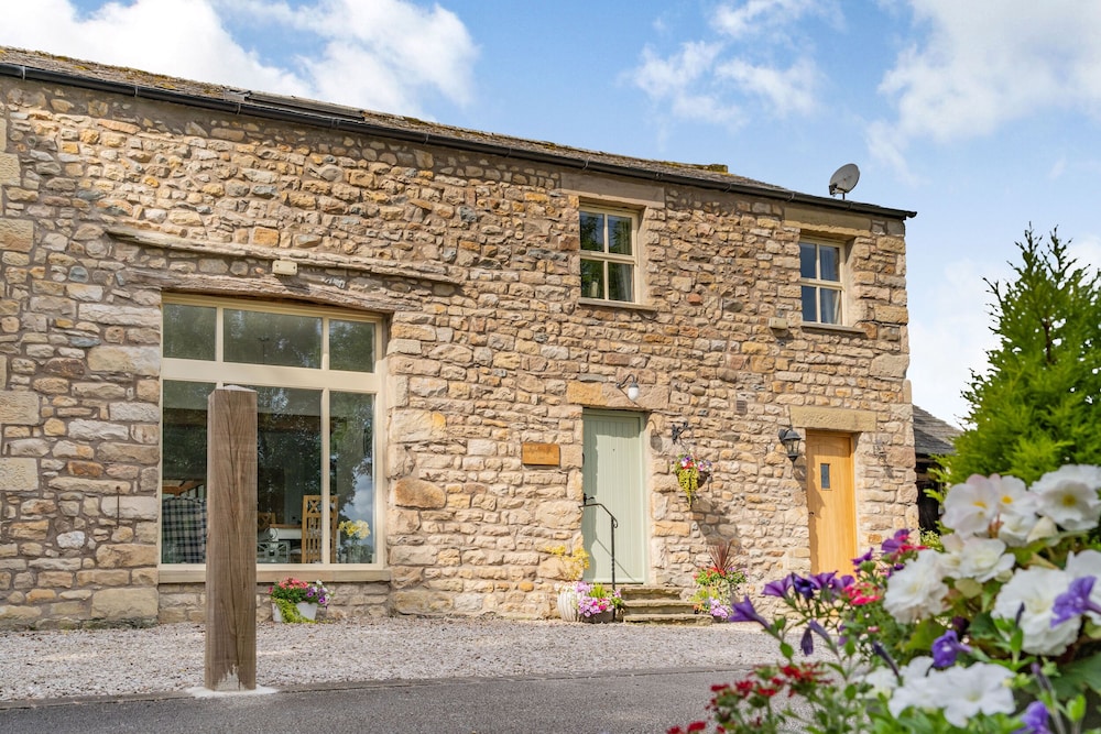 Ingleborough View — 4-Star Luxury Hotel in Carnforth, United Kingdom