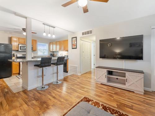 Charming entire ranch home with free parking — 4-Star Luxury Hotel in Ballwin, United States