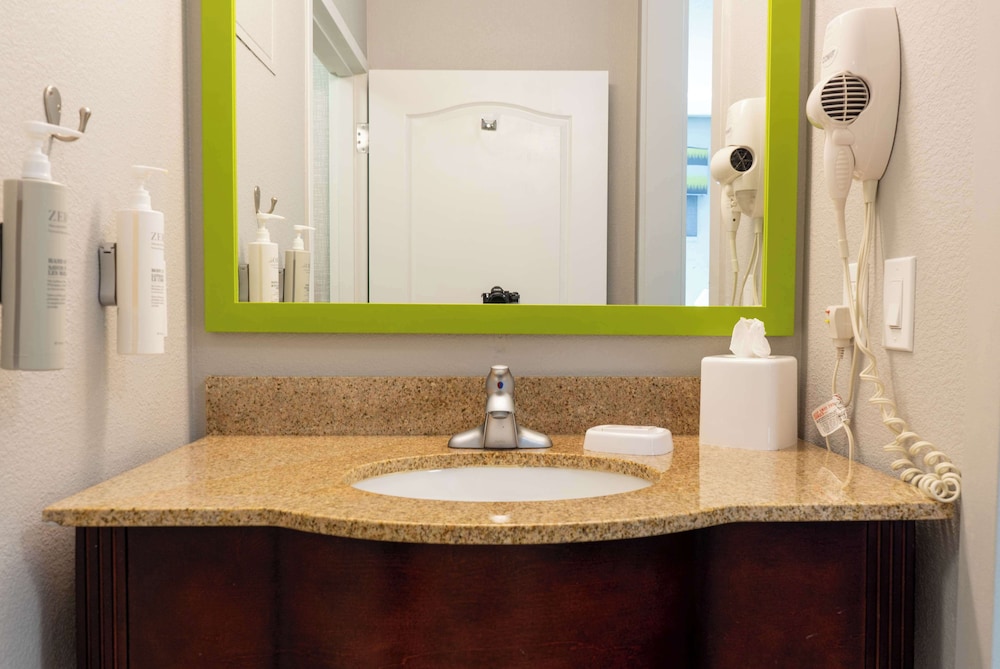Hampton Inn Elkhorn Lake Geneva Area - photo 37