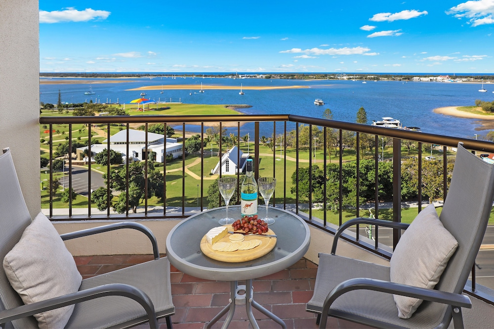 Palmerston Tower on Southport Broadwater — hotel in Southport