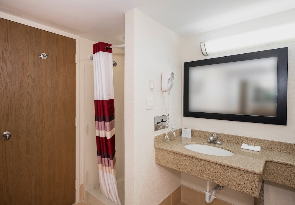 Red Roof Inn & Suites Mt Holly McGuire AFB - photo 26
