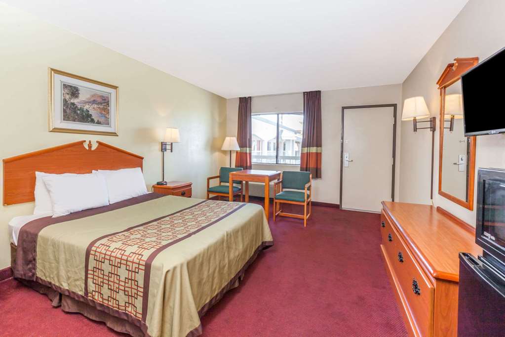 Super 8 by Wyndham Bakersfield Central - photo 7
