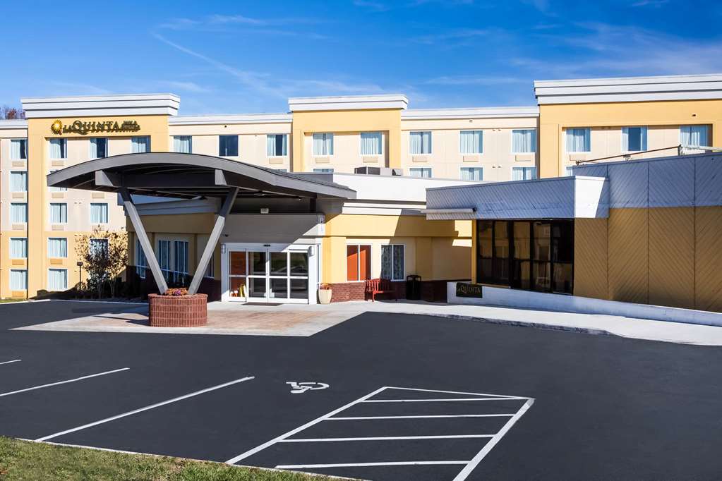 La Quinta Inn & Suites by Wyndham Lynchburg at Liberty Univ. - photo 5