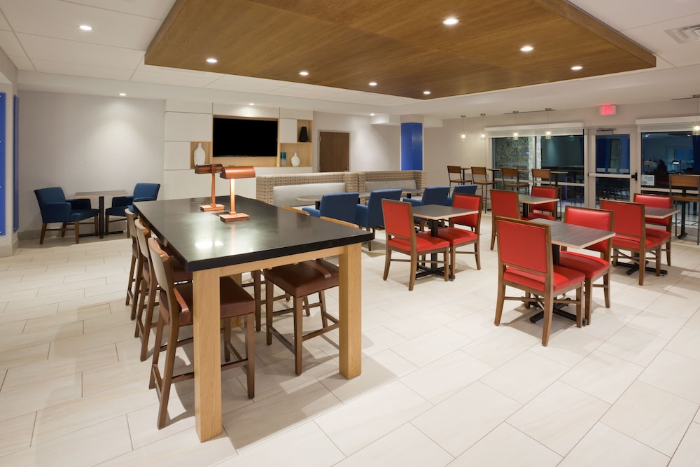 Holiday Inn Express & Suites Des Moines Downtown by IHG - photo 36