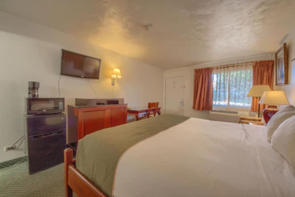 Americas Best Value Inn Uvalde - photo 9