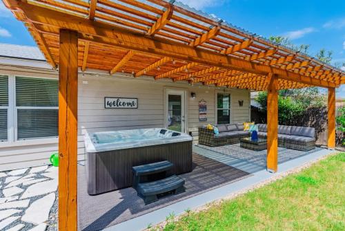 Luxury Oasis Hot Tub Games & BBQ by Fiesta TX — 4-Star Luxury Hotel in San Antonio, United States