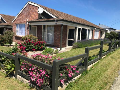 Cozy 2 Bedrooms Lavender Garden House — 4-Star Luxury Hotel in Oamaru, New Zealand