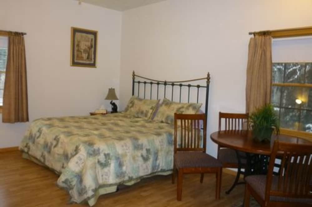7 Gables Inn & Suites - photo 9