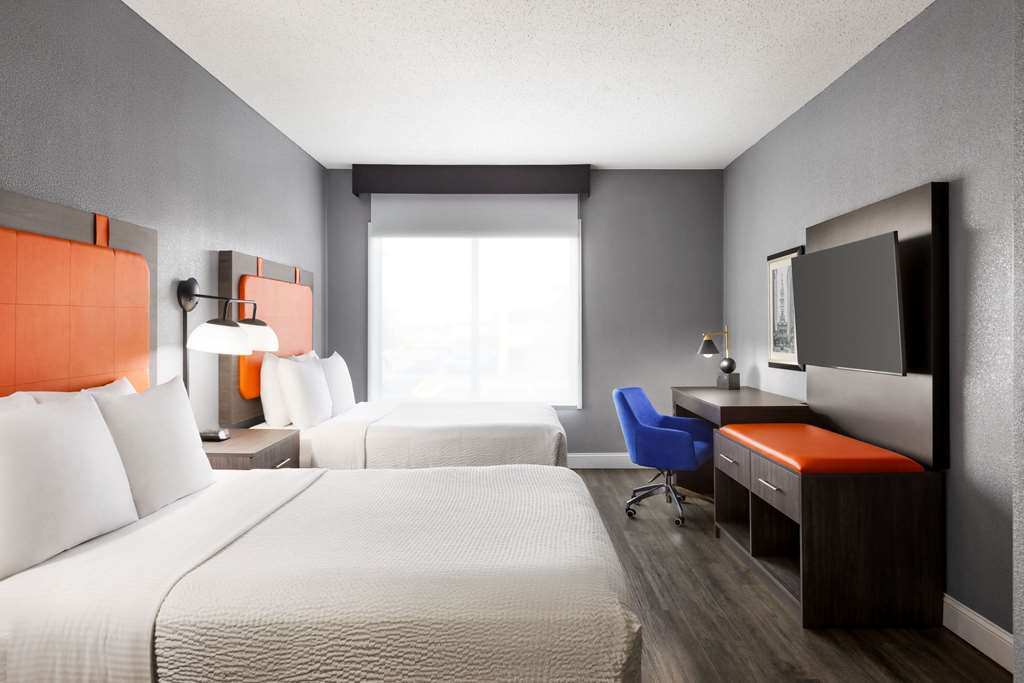 La Quinta Inn & Suites by Wyndham Mt. Laurel Philadelphia - photo 40