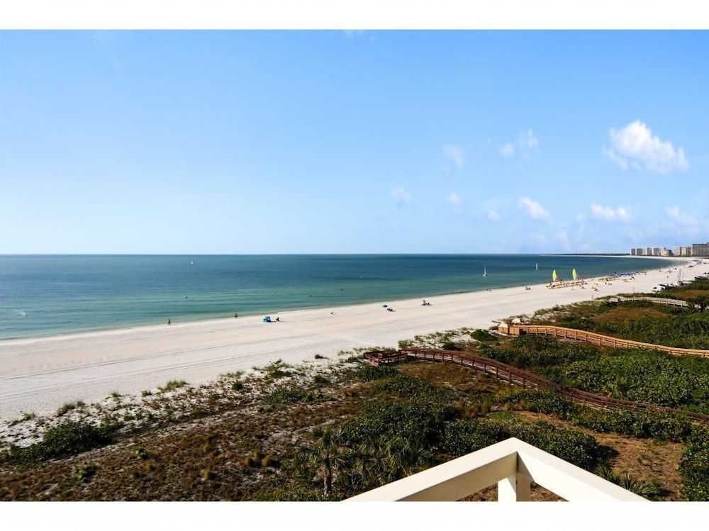 Beachfront condo with 180 degree views and pool — 4-Star Luxury Hotel in Marco Island, United States