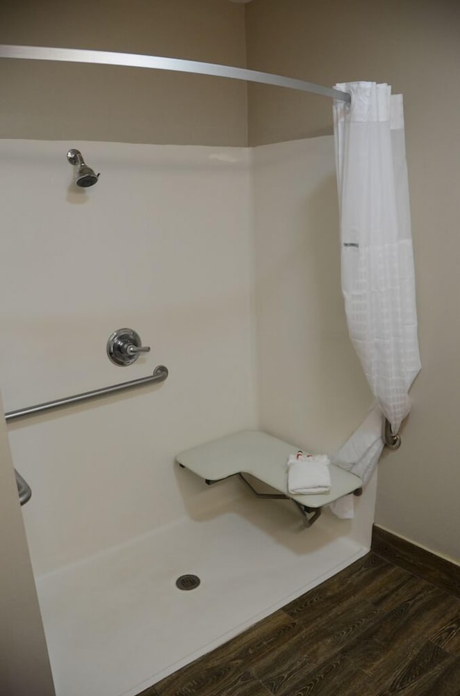 Super 8 by Wyndham Louisville Expo Center - photo 17