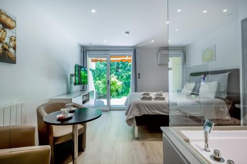 Wellholidays 19 Balnéo terrasse et piscine partagée — 4-Star Luxury Hotel in Boersch, France