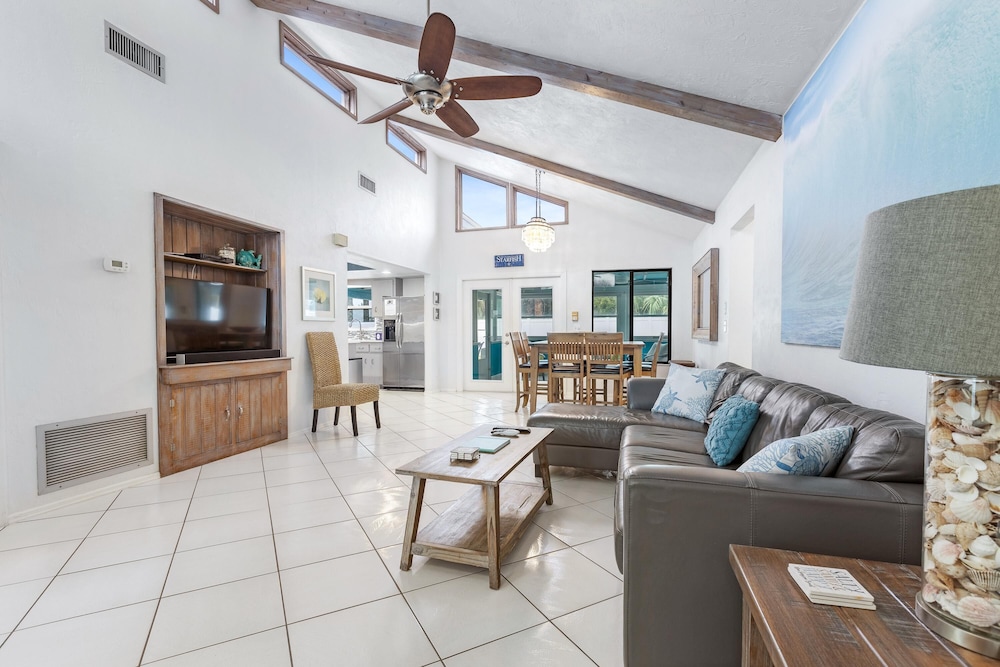 500 Steps to the Car Free Beach Quiet Residential Area 4604K in Edgewater, United States