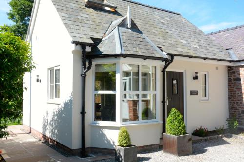 Cedar Tree Cottage — 5-Star Luxury Hotel in Saint Asaph, United Kingdom