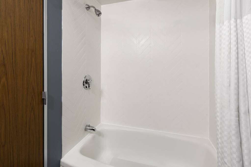 Baymont by Wyndham Bay City - photo 17